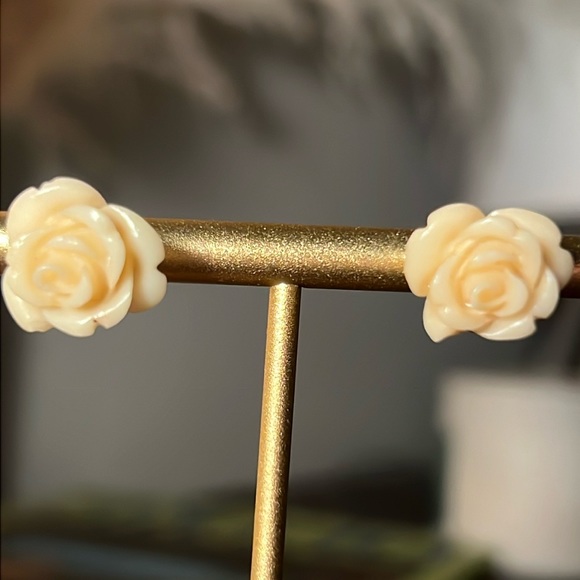 Jewelry - Ivory rose flower stud earrings approx .5” diam womens vintage fashion jewelry